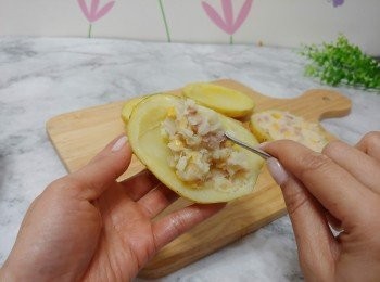 step10: 將粟米薯蓉餡釀回薯仔中; 灑上適量芝士碎