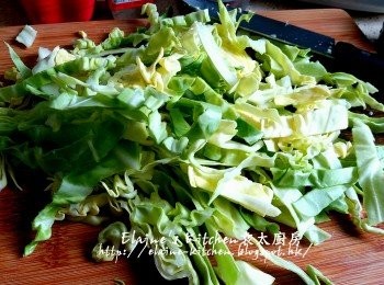 step2: 期間將椰菜切絲 , 雲耳略切細 , 用水沖一沖洗及瀝乾