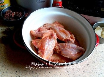 step2: 加少許雞粉 , 胡椒粉及生抽拌勻蓋上蓋靜待30分鐘