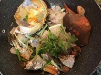 step8: 放入薑、炒過的洋蔥、紅蔥頭、蔥白、香菜梗ㄧ起炒香；再倒入咖哩油、椰奶、魚露、糖，試味道加鹽調整，最後放入黑胡椒粉，並加入2碗水煮滾；