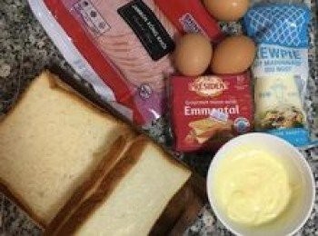 step2: 市售美奶滋要選擇帶甜味的；火腿片和起司片則依個人喜好選擇即可。此食譜共可做3份（共6塊）的古早味三明治。