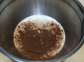 step1: 把淡忌廉、可可粉和煉奶放在大碗內，用打蛋器打發，淡忌廉打至企身便可。