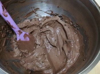 step2: 把朱古力粒混入打好的淡忌廉內，拌勻。