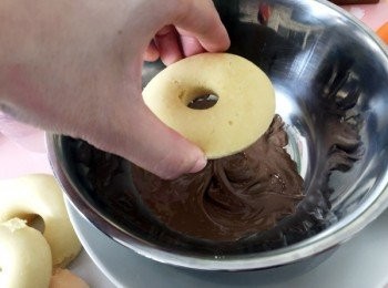 step8: 將朱古力漿搽上冬甩面作裝飾，裝飾好後待乾或放入雪櫃讓朱古力變硬就可食用。