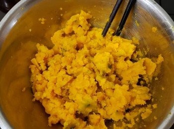 step1: 南瓜刨皮去籽蒸熟