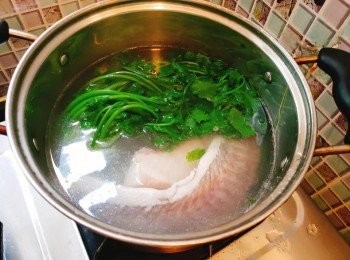 step2: 1500ml~2000ml水煮滾，加入薑片及芫茜和魚肉煲滾轉細火煲20分鐘.