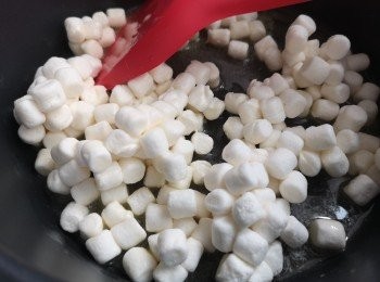 step4: 加入棉花糖同煮。