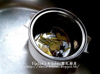 step5: 早餐機的煲仔加入八角 , 月桂葉 , 薑絲及冰糖
