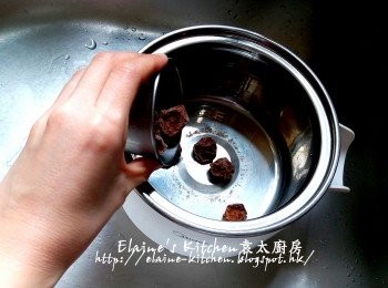 step3: 話梅放入美的早餐機的煲仔內