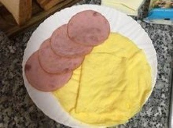 step4: 用煎完蛋後的平底鍋，將火腿兩面也略烘煎一下香氣更足；蛋皮一片要分切成2塊，三片共分切成六片；