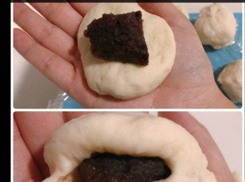 step7: 將豆沙蓉包入麵糰內，搓圓放在鑊內
