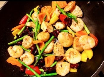 step7: 把蝦、帶子、雞柳丁和腰果加進去，再快炒1分鐘，便可以起鑊。