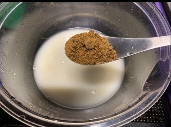 step9: 加入黑糖攪溶。