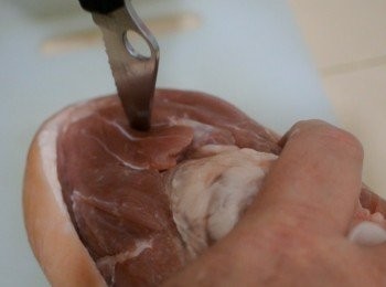 step2: 用尖刀喺豬肉上每隔一吋左右插入