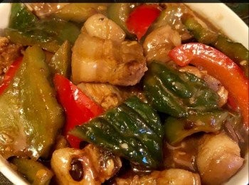 step4: 燒熱油鑊落薑、蒜蓉和黑豆豉爆香，加入腩肉炒熟，加適量水炆20分鐘，然後加入涼瓜一起炆至涼瓜變軟及出味
