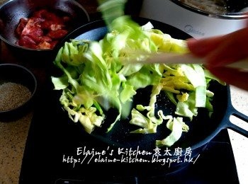 step6: 椰菜絲放入美的早餐機的煎pan內 , 按<煎餅>功能 , 加少許鹽及水拌勻炒至椰菜軟身
