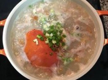 step8: 再次煮滾後，試調味做調整；最後放入蔥花、另一半紅蔥酥，再滴入香油即可。