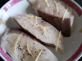 step4: 用鹽，胡椒粉，黑胡椒粉，麻油醃15 分鐘，面放上薑絲