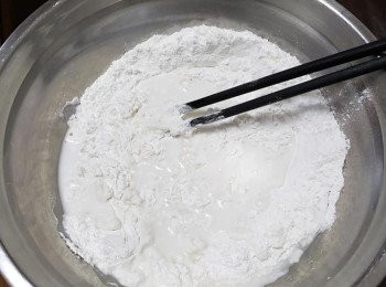 step2: 水加入粉內攪勻