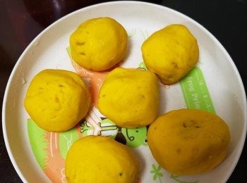 step5: 揉搓成粉糰 將粉糰搓長，分成15份。