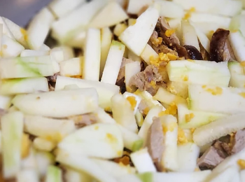 step5: 起鑊用油爆香蒜蓉， 加入鹹蛋黃及火鴨絲伴炒，再加入節瓜、 少許雞粉及糖拌勻後， 加入半碗水煮滾