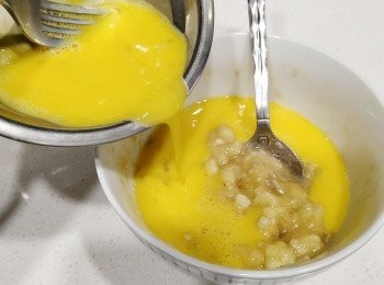 step4: 蛋搞掂倒入香蕉蓉內