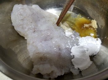 step5: 加入調味料:麻油半茶匙  ,砂糖  1茶匙  ,生粉  2茶匙  ,雞粉  1茶匙  ,白胡椒粉  1/4茶匙  ,蛋白  1湯匙拌勻