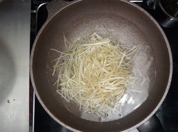 step9: 燒沸水，先燙煮一下芽菜備用