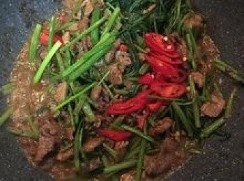 step15: 開蓋快速拌炒，試味道用鹽調整；放入辣椒片與蔥綠，快速炒勻即可起鍋擺盤。