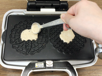 step4: 預熱蕾絲烤盤,預熱後,搽上薄薄的油（第一次就可以，之後不用搽），將麵糊輕輕攪拌，用約1茶匙／5ml麵糊放入烤盤。