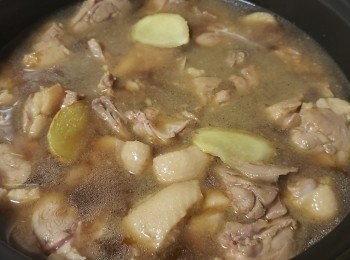 step9: 用瓦煲燒起滾油，放入蒜頭，乾蔥，薑片爆香，再放入鴨件煎封，將蜜桃水倒入，再加水浸過面