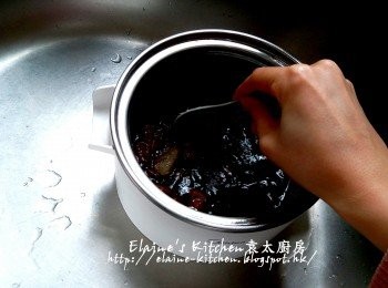 step5: 再加入<span class="group_2">調味料</span>拌勻蓋上蓋按<蒸 / 煮>功能 , 時間調至5分鐘 , 煮至冰糖溶掉