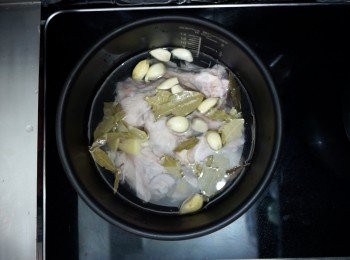 step4: 智能鍋set 70分鐘，普通煮即大火煮滾，再轉小火先煮兩小時