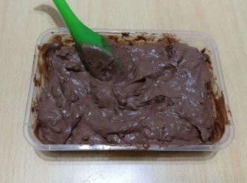 step3: 放進冰格冷藏，首3小時，每隔1小時，取出攪拌好，需總共冷藏8小時。