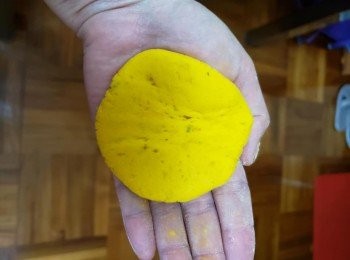 step6: 取一小南瓜粉糰皮搓圓再壓扁