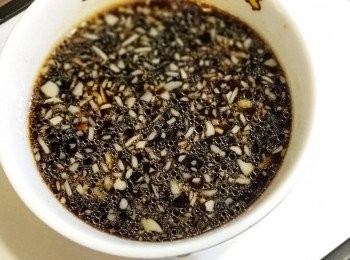 step3: 把蒜蓉、甜醋、豉油、麻油、水混合調教成醬汁，青瓜切件備用