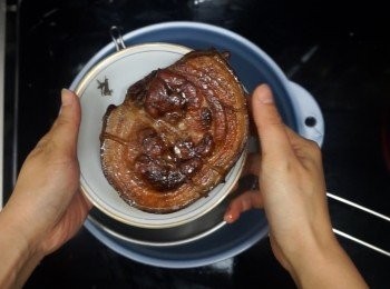 step9: 之後隔渣﹐拿起叉燒放入冰箱冷藏大約一兩個小時