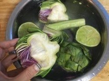 step5: 再將朝鮮薊切成4等份，切完後直接放入檸檬水中浸泡；花梗亦切成2-4段。