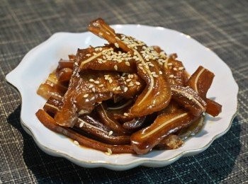 step6: 放入雪櫃一晚(約8小時)後盛起，加上醬汁，麻油/花椒油同芝麻/花生碎/芫茜，完成！