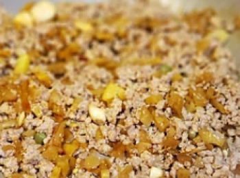 step4: 再加入菜脯及松子仁略炒