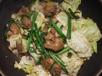 step6: 接著下高麗菜及韭菜，轉強火快炒。
※蔬菜炒1~2分鐘即可，炒太久會出太多水分喔。

<span class="group_1">食材</span>充分包裹醬汁後，灑點胡椒鹽即可上菜～