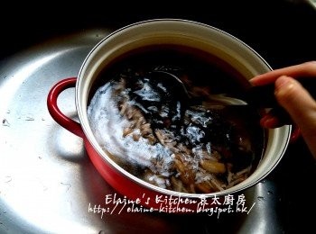 step8: 之前用8杯水煲完瘦肉的瘦肉水只餘4杯水左右 , 逐一加入冬菇水 , 木耳絲 , 之前炒香的冬菇片及肉絲 , 加入2杯水份量拌勻