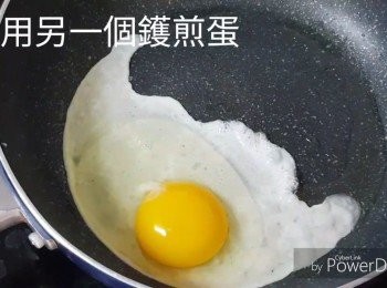 step13: 用另一個鑊煎蛋至半熟，