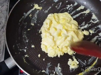 step8: 將蛋漿撥向中間成正方形，大細與麵包差不多就可以，半熟就可以熄火，待用。