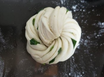 step11: 把尾部壓在面團下方即可。然后放入蒸籠內發酵至1.5倍大。即可開蒸。大火煲開水后2分鐘轉小火蒸15分鐘即成