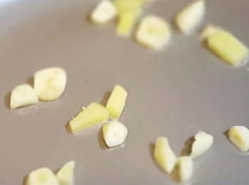 step2: 起油鑊爆香蒜頭及薑