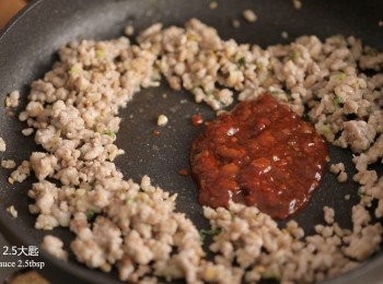 step2: 接著將豆瓣醬放入鍋中炒香。