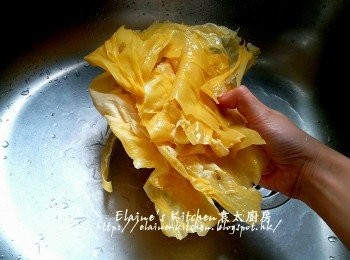 step2: 浸30分鐘後用水沖一沖洗及瀝乾 , 乾腐竹(留起一塊)用水稍為沖洗及瀝乾