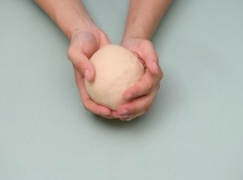 step2: 加入橄欖油揉搓成光滑麵糰，蓋保鮮紙置室溫發酵至兩倍大（約1小時）。