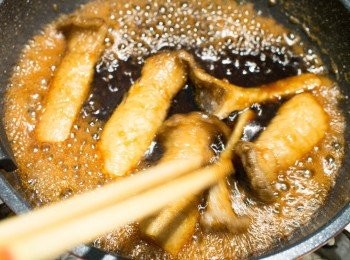 step2: 取另一鍋，將<span class="group_2">照燒醬材料</span>放入煮至沸騰。
煮沸後，將剛才炸好的杏鮑菇放入，拌一拌使杏鮑菇充分裹上照燒醬即可盛盤。